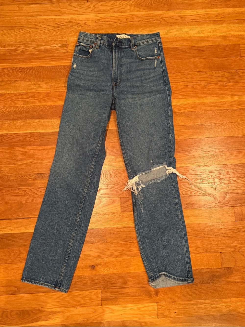 Abercrombie & Fitch Straight-Leg Jeans in Dark Blue with Knee Rip